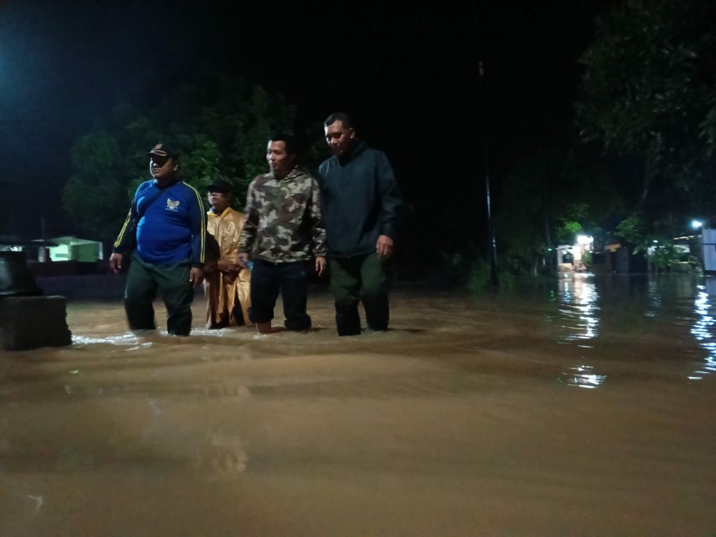 Rumah Terendam Banjir, 10 KK di Kelurahan Ngampel Kediri Mengungsi di&nbsp;Masjid