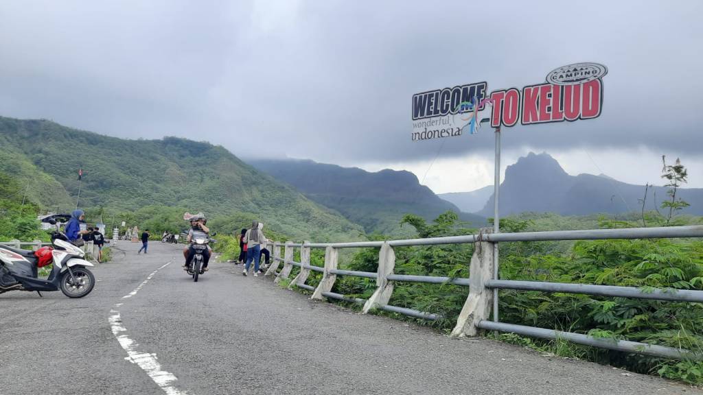 Pemkab Kediri Siagakan Nakes dan Mobil Ambulans di Kawasan Wisata Gunung Kelud Saat Libur Lebaran