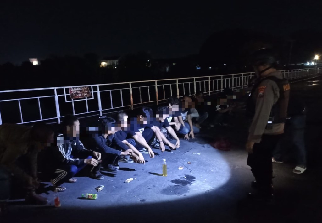 Bahayakan Cagar Budaya, Polisi Bubarkan Remaja Mabuk-mabukan dan Merokok di Jembatan&nbsp;Lama