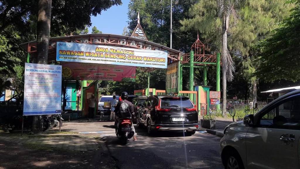 Lebaran 2024, Jalur Bendung Gerak Waru Turi Dipadati&nbsp;Wisatawan