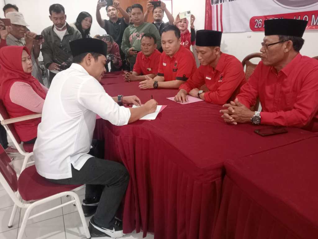Mantan Wakil Bupati Jombang Daftar Bacabup di Kantor DPC PDIP
