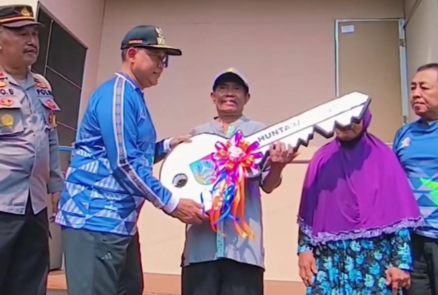 Pj Bupati Jombang Sugiat Serahkan 12 Kunci Huntara ke Warga Terdampak Bencana Tanah Gerak di&nbsp;Wonosalam