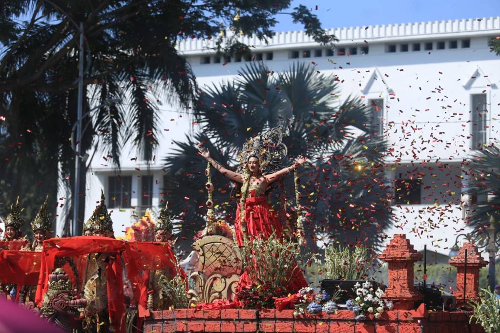 PT Gudang Garam Jadi Primadona di Pawai Mobil Bunga dan Parade Budaya Surabaya Vaganza&nbsp;2024