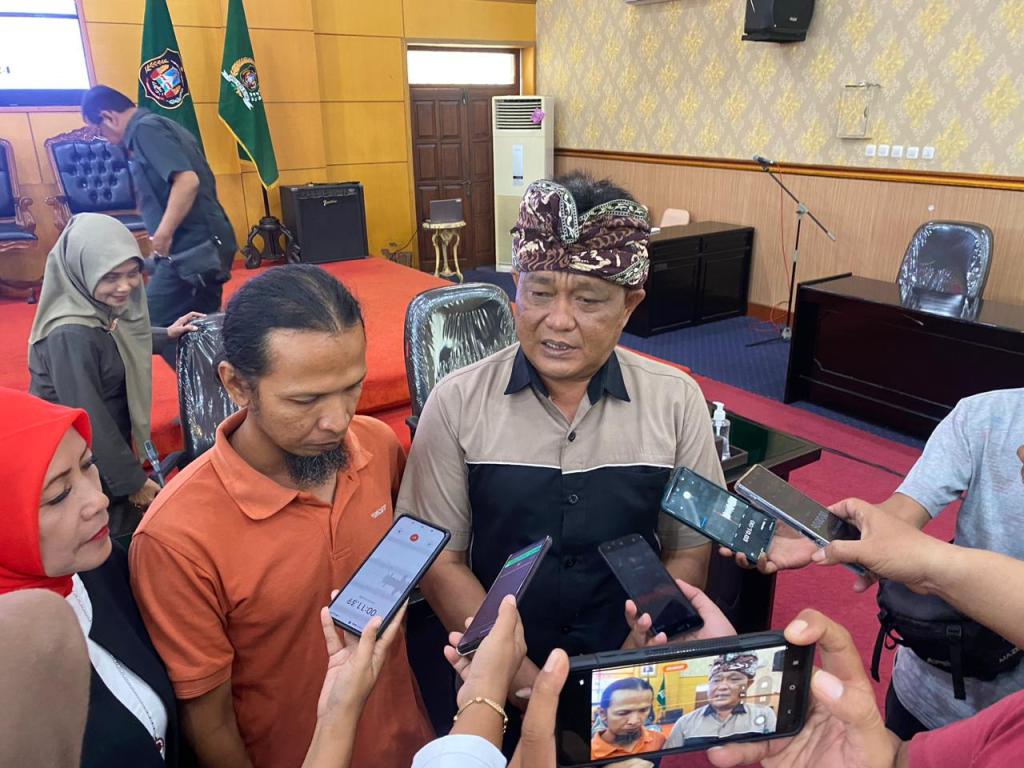 Tempat Relokasi Dianggap Tak Layak, Ratusan Pedagang Pasar Tumpah Jalan Anggrek Blitar Ngadu ke Dewan