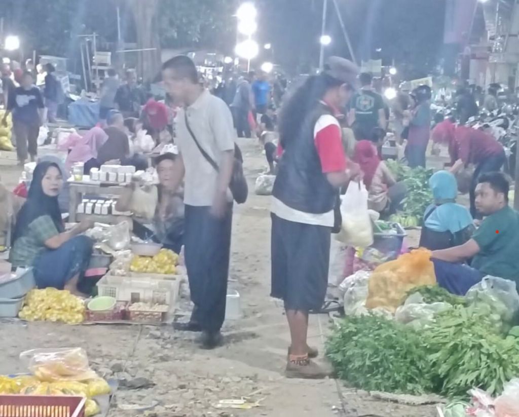 Sebabkan Kemacetan, Ratusan Pedagang Pasar Tumpah di Jalan Anggrek Kota Blitar Dipindah