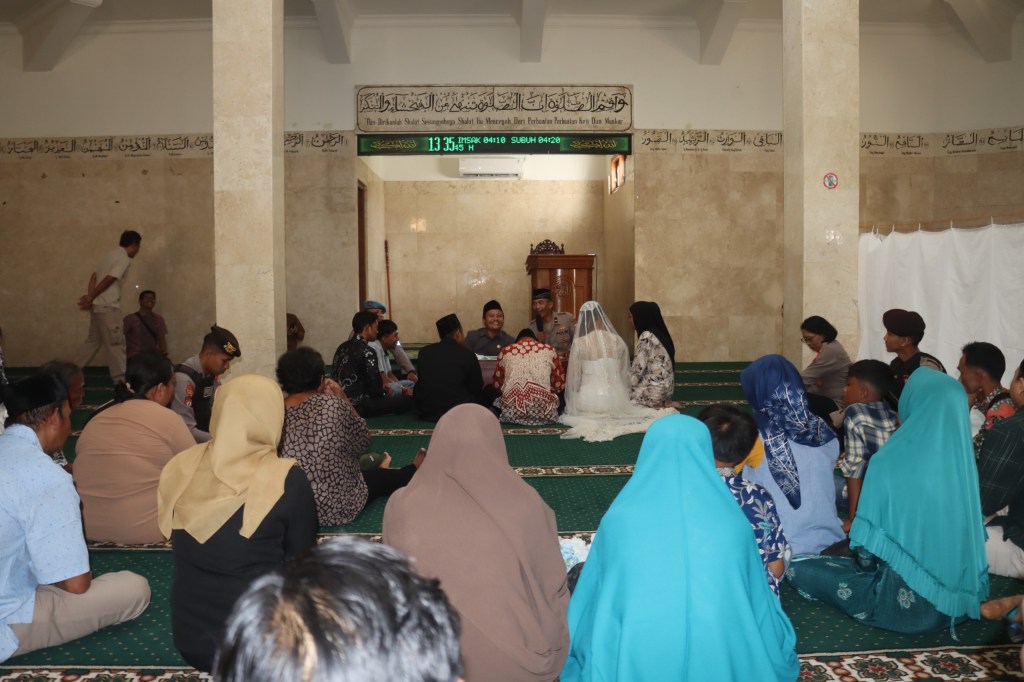 Penuh Haru, Narapidana Ini Menikah di Mapolres Kediri&nbsp;Kota