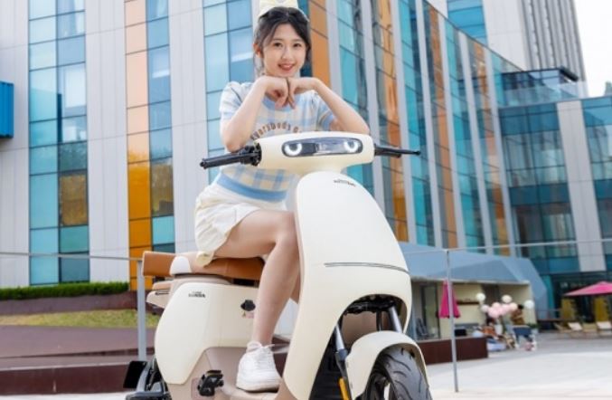 Motor Listrik Honda Ini Punya Desain Lampu Unik dan Ukuran Mungil