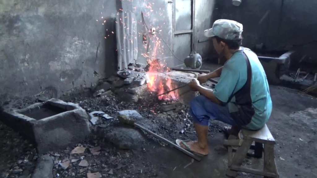 Jelang Hari Raya Kurban, Perajin Pisau di Kediri Banjir&nbsp;Pesanan