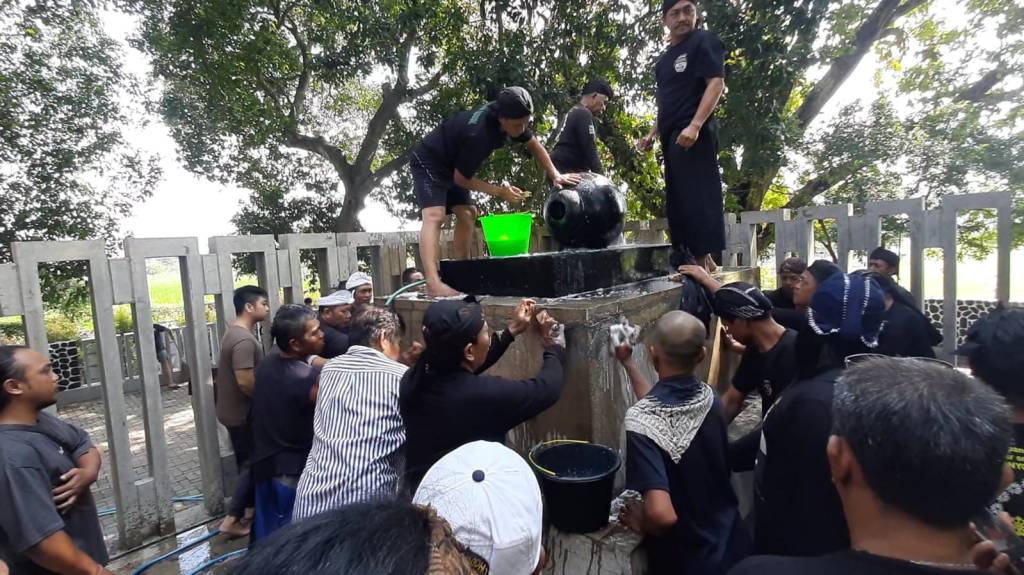 Jelang 1 Suro, Warga Cuci Batu Manik Pamuksan Sri Aji Jayabaya&nbsp;Kediri