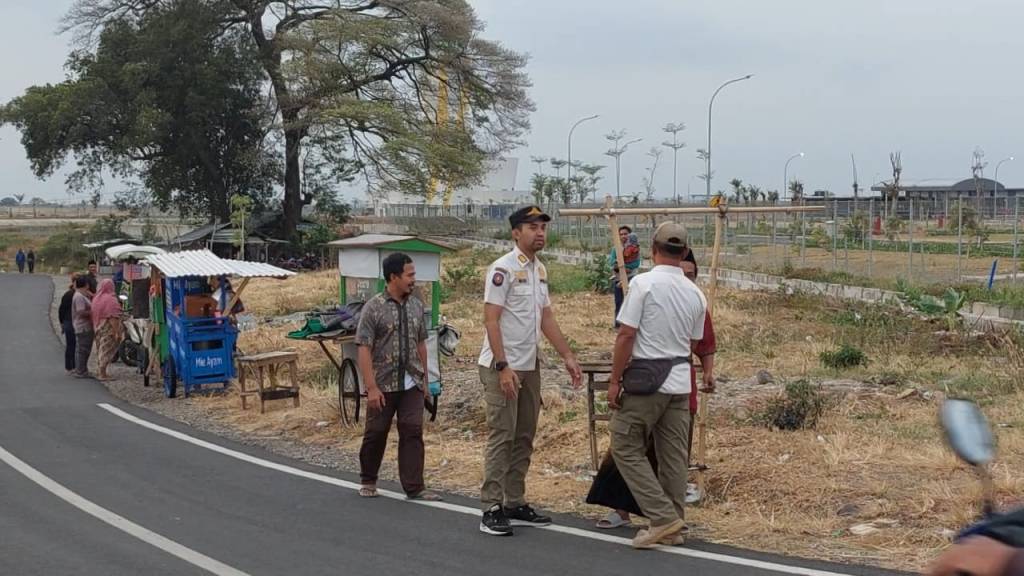 Satpol PP Tertibkan PKL yang Berjualan di Sepanjang Jalan Masuk Bandara Dhoho&nbsp;Kediri
