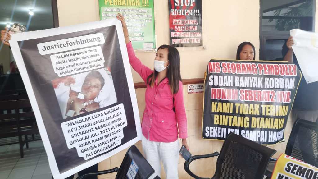 Sidang Tuntutan Penganiayaan Santri di Kediri Ditunda, Keluarga Korban&nbsp;Kecewa