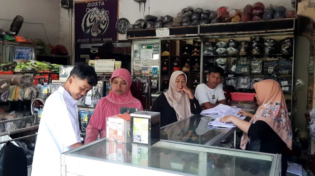 Toko Seragam di Kediri Diburu Warga Jelang Tahun Ajaran&nbsp;Baru
