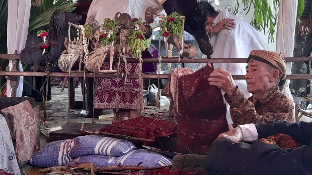 Melihat Ritual Jamasan Ribuan Pusaka di&nbsp;Kediri