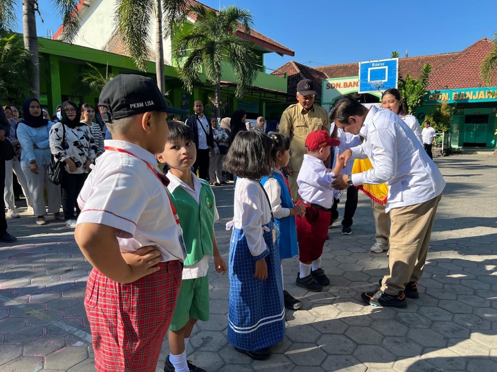 Hari Pertama Sekolah, Wakil DPRD Kota Kediri Bagi-bagi Ratusan Paket Susu dan Roti Gratis