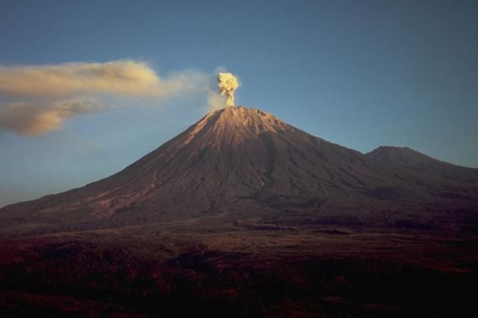 Gunung Semeru Mengalami 20 Kali Gempa Guguran 14 Juli 2024