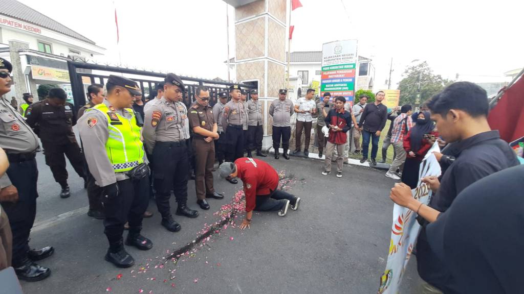 Dianggap Lamban Tangani Dugaan Penyelewengan Hibah 1000 Sapi di Kediri, Mahasiswa Protes ke&nbsp;Kejaksaan