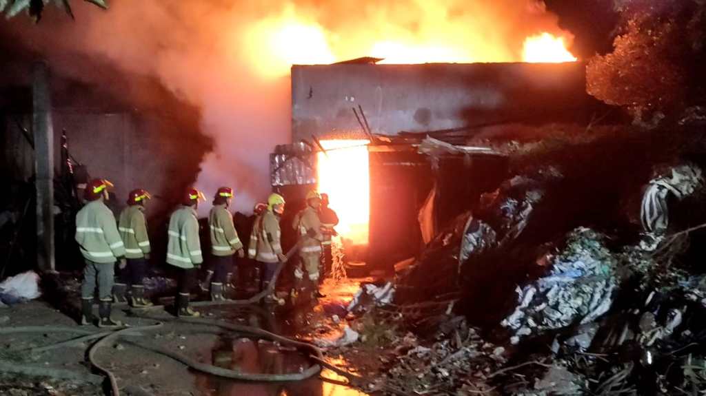 Gudang Rongsok di Ngasem Kediri Terbakar