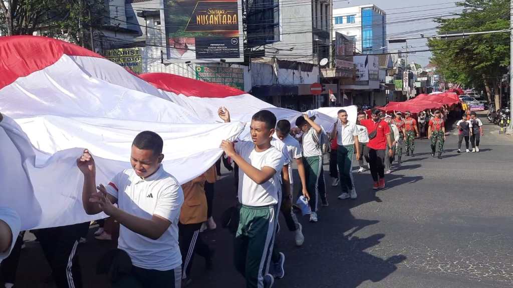 700 Orang Arak Bendera Merah Putih Raksasa di Kota Kediri, Bakal Dikibarkan di Puncak Gunung Klotok