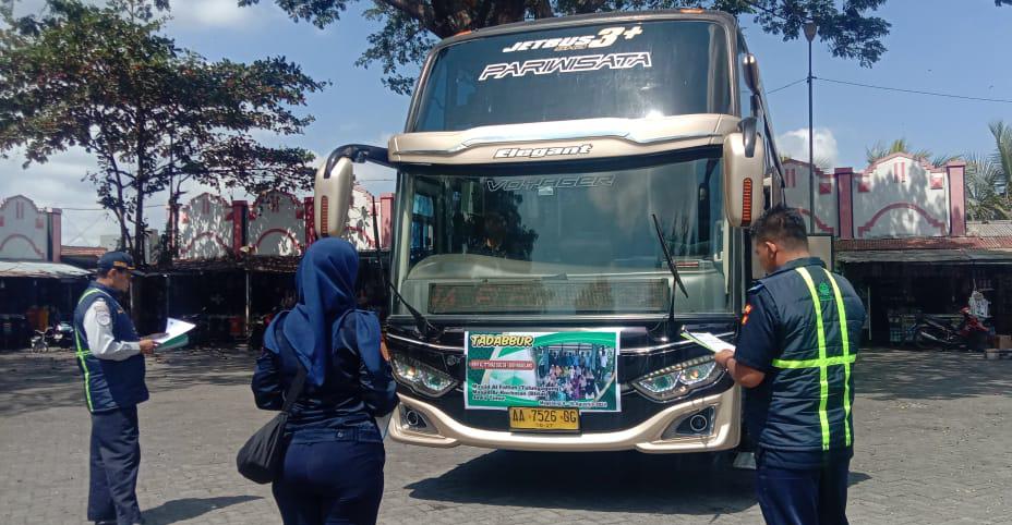 Tak Dilengkapi Izin Trayek, Bus Pariwisata dari Padang Ditilang Petugas di&nbsp;Blitar