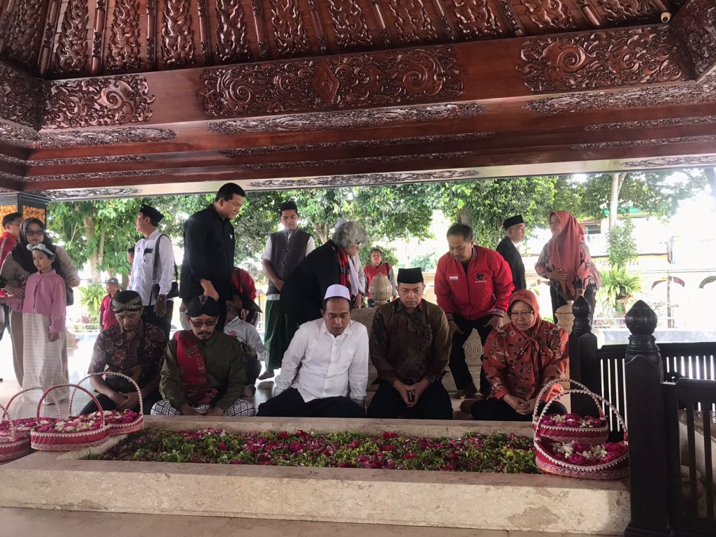 Risma-Gus Han Ziarah ke Makam Bung Karno di&nbsp;Blitar