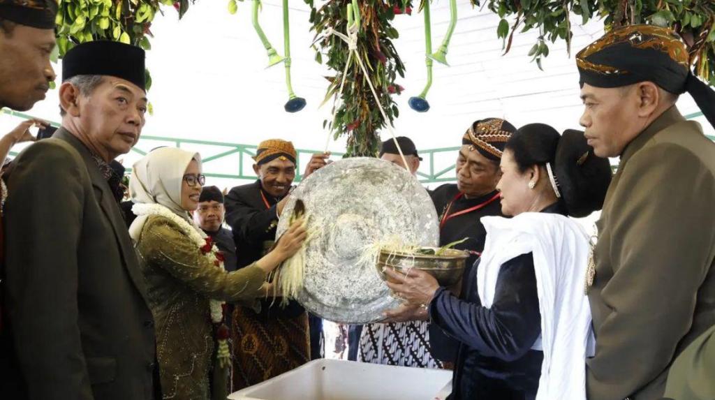 Bupati Blitar Rini Syarifah Apresiasi Upacara Adat Jamasan Gong Kyai Pradah, Harap Jadi Daya Tarik&nbsp;Wisatawan