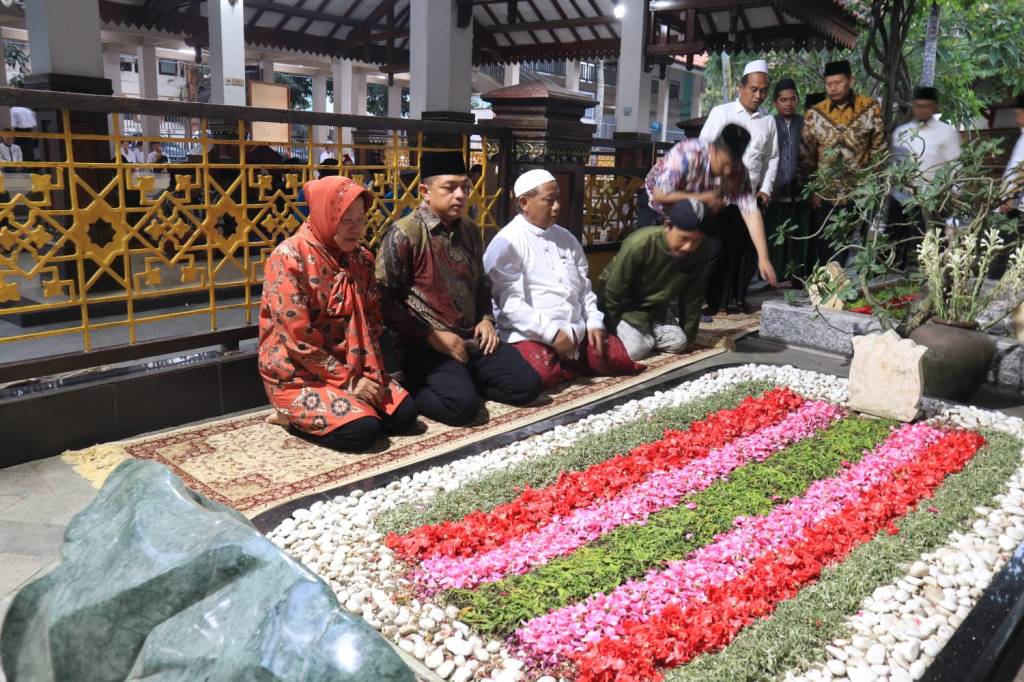 Pasangan Cagub-cawagub Jatim Risma-Gus Hans Ziarah ke Makam Pendiri NU di&nbsp;Jombang