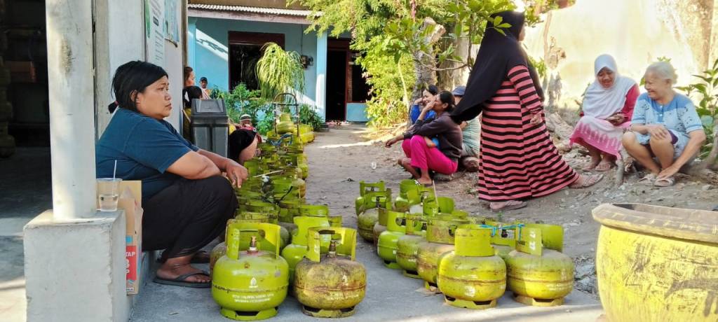 Elpiji 3 Kg Langka, Ratusan Ibu-ibu di Kediri Rela Antre Berjam-jam di&nbsp;Pangkalan
