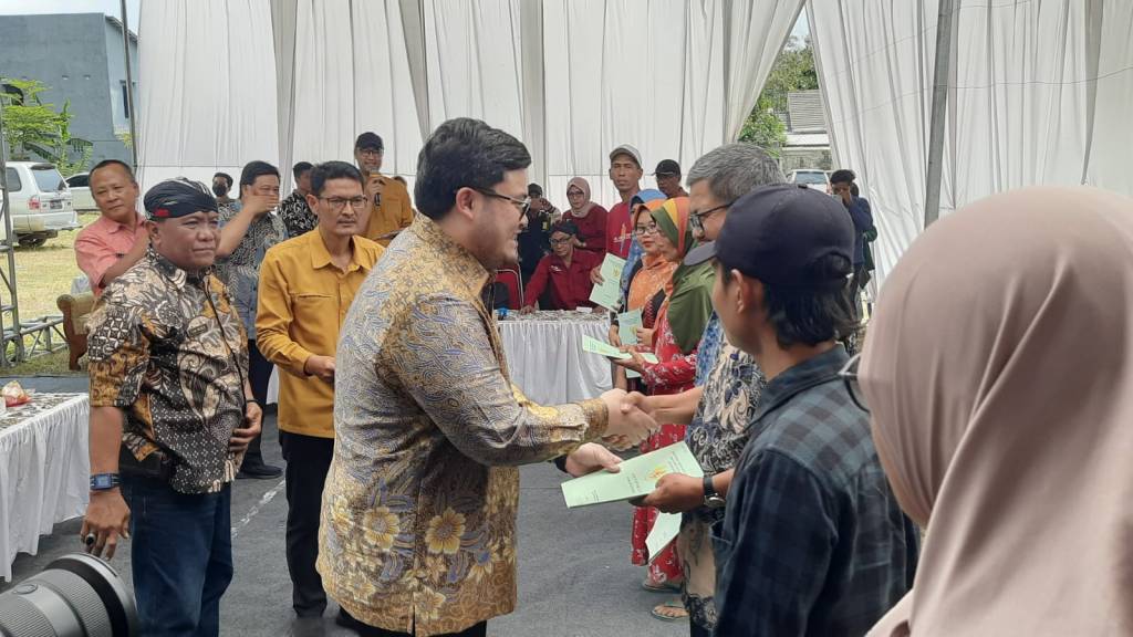 Ribuan Warga Gedangsewu Kediri Semringah, Terima Sertifikat PTSL dari Mas&nbsp;Dhito